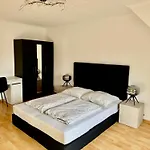 Praktisches Zimmer im Großen Haus mit garten