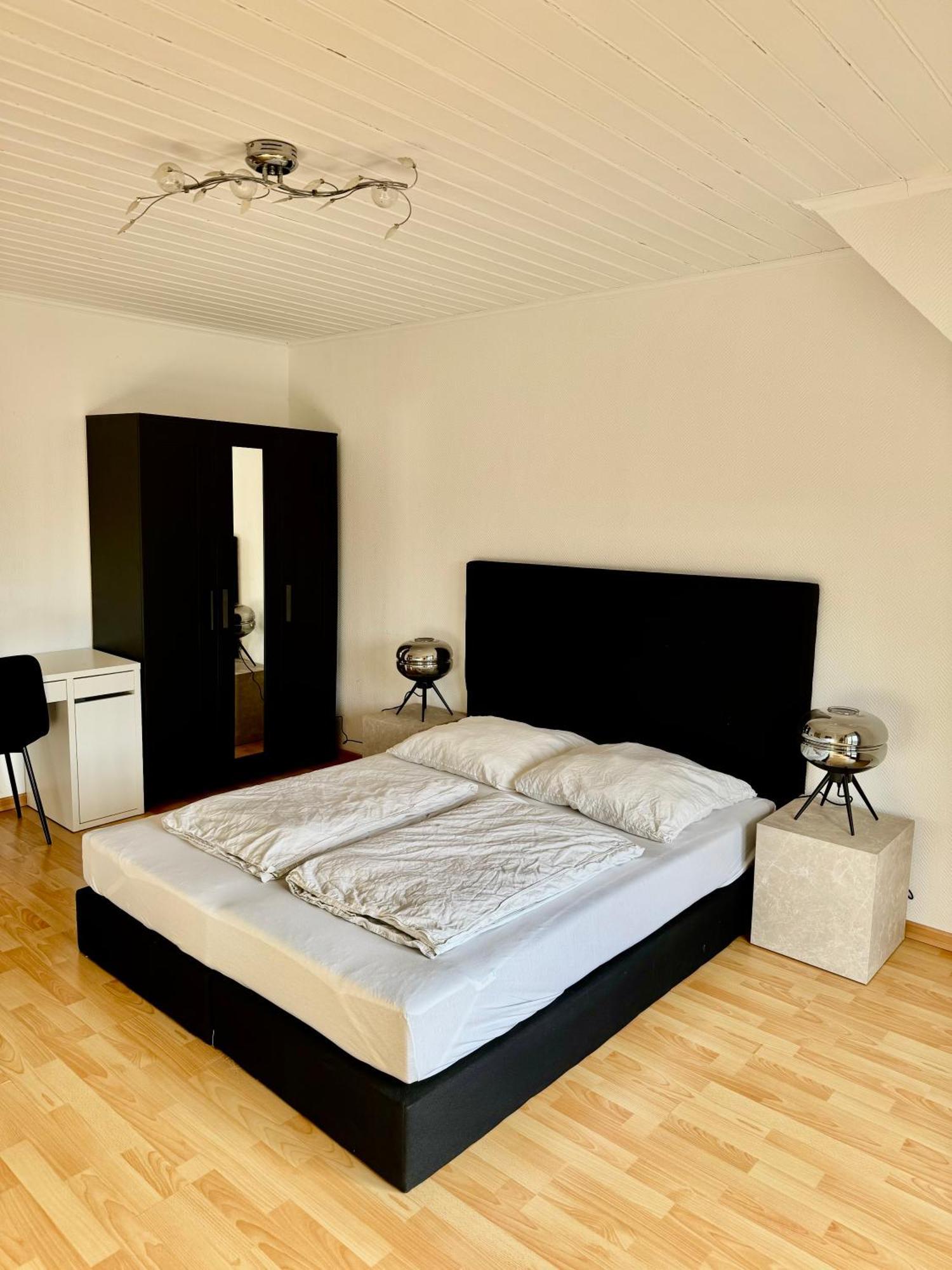 Praktisches Im Großen Haus Mit Garten * Düsseldorf